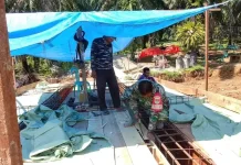 Perakitan Besi Jembatan Desa Kuripan Dilakukan Dengan Teliti