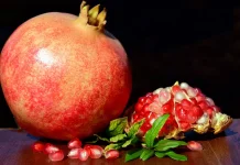 Lima Buah Tropis Berwarna Merah yang Baik untuk Kesehatan