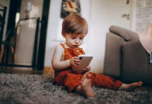 Orang Tua Perlu Mengawasi Anak agar Tidak Kecanduan Gadget