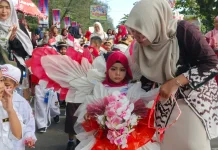 Ribuan Anak TK Semarakkan Festival Pantai Panjang
