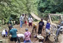 Warga dan TNI Gotong Royong Bersihkan Lahan Jembatan Gantung Perintis Garuda