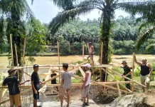Kodim 0423/BU Bersama Warga Percepat Pembangunan Jembatan Perintis Garuda