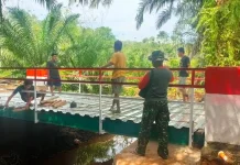 Babinsa Terus Lakukan Pendampingan Terhadap Pengerjaan Jembatan Garuda