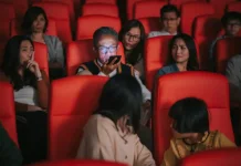Etika Menerima Telepon dengan Suara Lantang di Ruang Publik