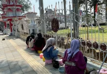 Akhir Pekan, Warga Pilih Beri Makan Rusa di Balai Semarak