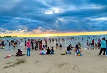 Libur Akhir Pekan, Pantai Zakat Dipadati Wisatawan