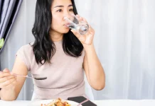 Mitos atau Fakta? Minum saat Makan ternyata Tidak Mengganggu Pencernaan