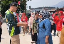 Bupati Kepahiang Bagikan Bendera, Gaungkan Nasionalisme