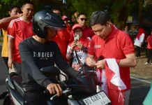 Semarakkan HUT RI, Kakanwil Kemenag Bengkulu Sapa Warga dan Bagikan Bendera