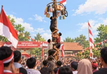 Panjat Pinang dan Semangat Kemerdekaan: Tradisi Rakyat yang Penuh Perjuangan