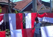 Pedagang Pernak Pernik Merah Putih di Arga Makmur Sepi Pembeli