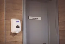 Main HP di Toilet Bisa Berakibat Fatal? Ini Risiko yang Perlu Diwaspadai