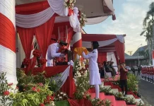 Cium Bendera Merah Putih, Wagub Mian Tegaskan Semangat Nasionalisme