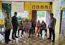 Wujud Peran Aktif, Babinsa Koramil Pino Dampingi Penyaluran BLT Dana Desa
