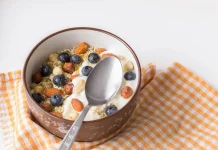 Benarkah Yogurt Plain Lebih Baik daripada Yogurt dengan Varian Rasa?