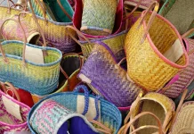 Membiasakan Membawa Tas Belanja Sendiri untuk Mengurangi Sampah Plastik