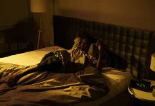 Kenapa Tubuh Sering Terbangun di Tengah Malam saat Tidur?
