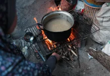Benarkah Menanak Nasi dengan Kayu Bakar Lebih Enak?