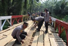 Polri dan Warga Gotong Royong Perbaiki Jembatan Keramat di Padang Jaya