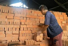 Permintaan Batu Bata Tetap Ada, Produksi Manual Bertahan