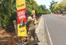 Satpol PP Kota Bengkulu Tertibkan Reklame Tak Berizin