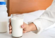 Minum Susu sebelum Tidur Bikin Gemuk? Ini Faktanya