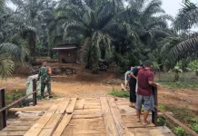 Babinsa Koramil Lais Gotong Royong Persiapan Pembangunan Jembatan Garuda
