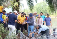 Polres Lebong Gotong Royong Pasang Bronjong di Sungai Air Ketahun