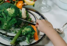 Anak Susah Makan Buah dan Sayur? Begini Cara Mengenalkannya