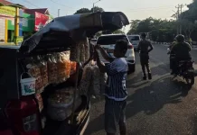 Pedagang Gunakan Mobil Berjualan di Jalan Basuki Rahmat Ditegur Satpol PP