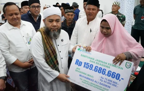 Safari Ramadhan, Gubernur Helmi Serahkan Sejumlah Bantuan