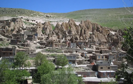 Menengok Kandovan: Desa "Rumah Rayap" Berusia 700 Tahun di Jantung Batuan Vulkanik