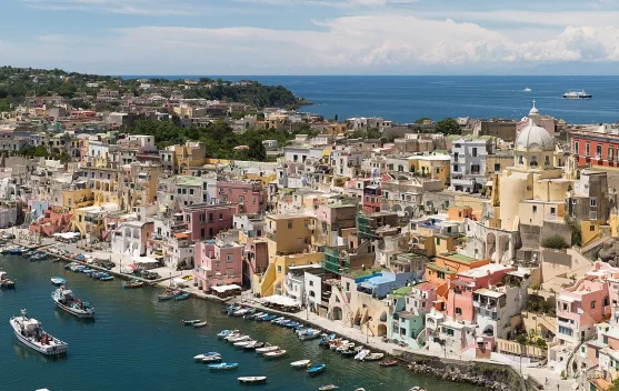 Menjelajahi Procida: Pesona Pastel di Tepi Laut Mediterania
