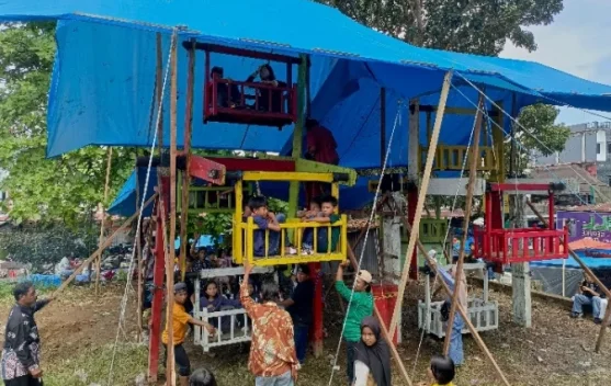 Buayan Keliling Wahana Bianglala dan Komedi Putar Tradisional ala Kota ...