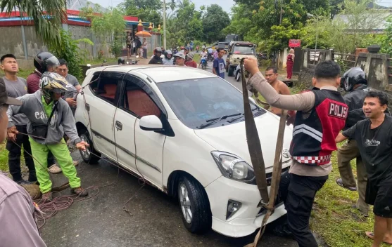 Cuaca Extrem, Mobil Warga Bengkulu Terseret Banjir dievakuasi