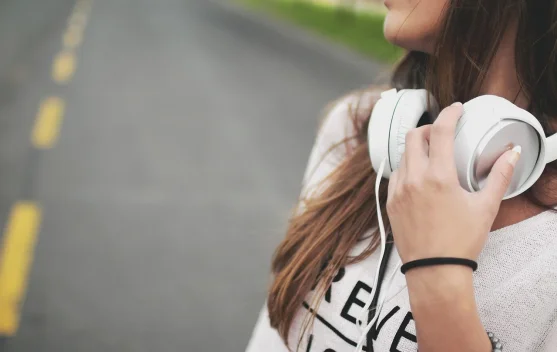 Bahaya Penggunaan Headphone Terlalu Lama bagi Kesehatan