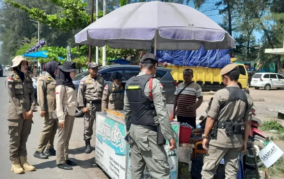 Satpol PP Kota Bengkulu Tegur Pedagang yang Gunakan Badan Jalan