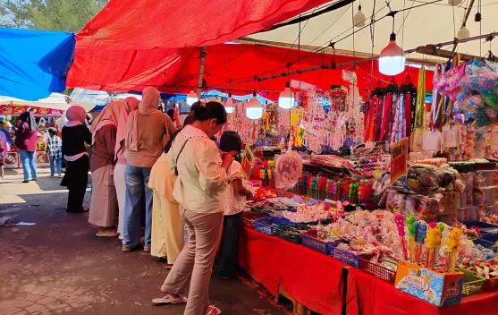 Banyak Pilihan, Pengunjung Borong Aksesori di Festival Tabut