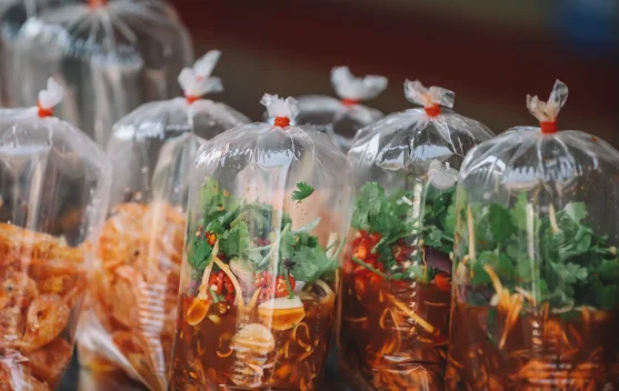 Waspadai Bahaya Plastik untuk Membungkus Makanan Panas