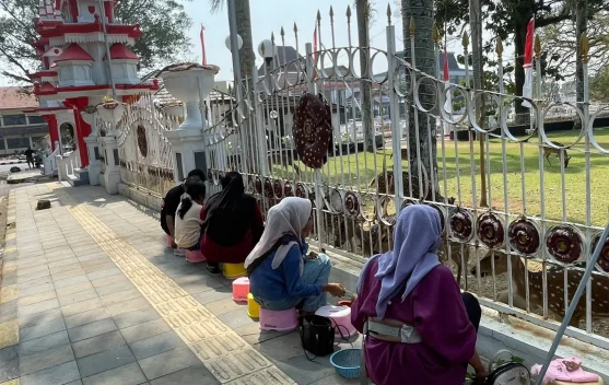 Akhir Pekan, Warga Pilih Beri Makan Rusa di Balai Semarak