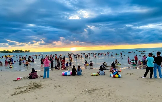 Libur Akhir Pekan, Pantai Zakat Dipadati Wisatawan