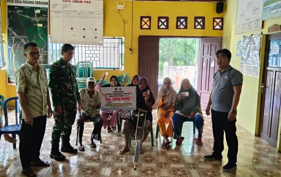 Wujud Peran Aktif, Babinsa Koramil Pino Dampingi Penyaluran BLT Dana Desa