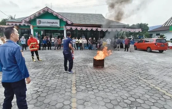 Damkar Bengkulu Selatan Gelar Simulasi Penanganan Kebakaran di Bank Bengkulu