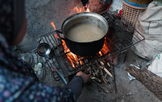 Benarkah Menanak Nasi dengan Kayu Bakar Lebih Enak?