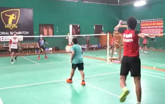 Cara Mengatasi Smash Keras dari Pemain Belakang dalam Permainan Badminton