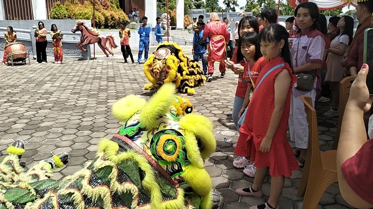 Seribu Lamipon dan Atraksi Barongsai Meran Imlek di Biak
