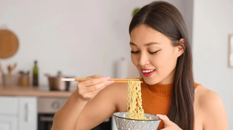Alasan Mie Tidak Boleh dipotong Saat Rayakan Imlek