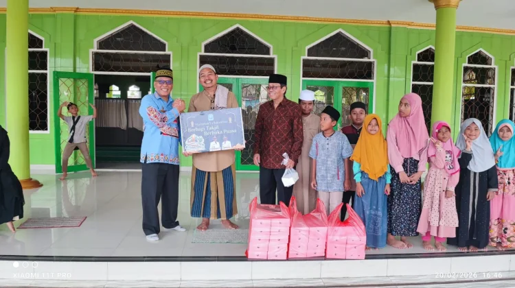 Pembagian Takjil Ramadan di 1 Tahun Kepemimpinan Bupati dan Wabup Biak Numfor