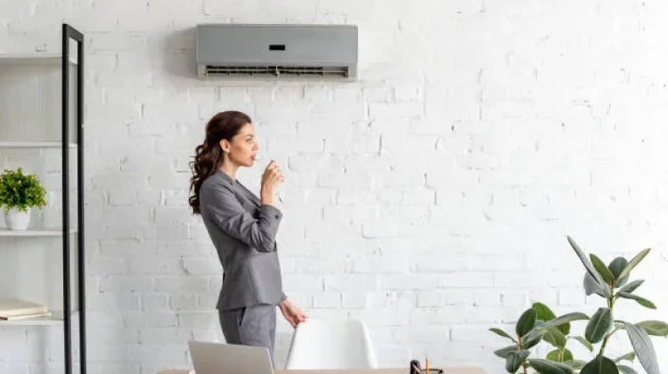 Kerja Seharian di Ruang Ber-AC? Jangan Lupa 5 Tips Minum Air Ini