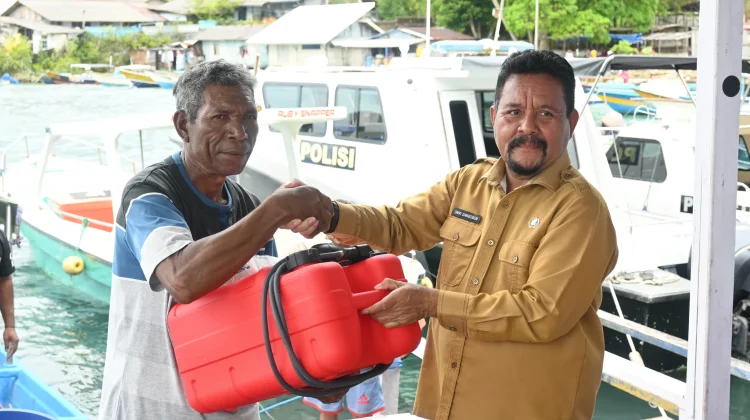 Perkuat Pariwisata, Pemkab Biak Berikan Bantuan Longboat untuk Pokdarwis Yensama